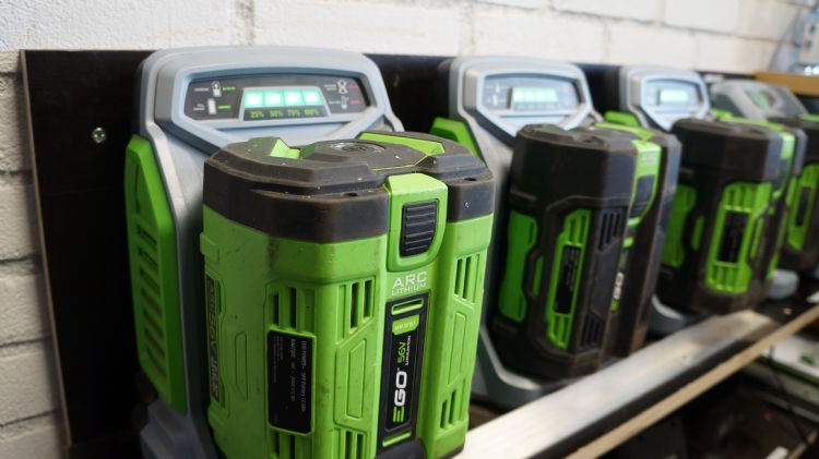 Verwisselbare accu's aan de opladers Verwisselbare accu's aan de opladers