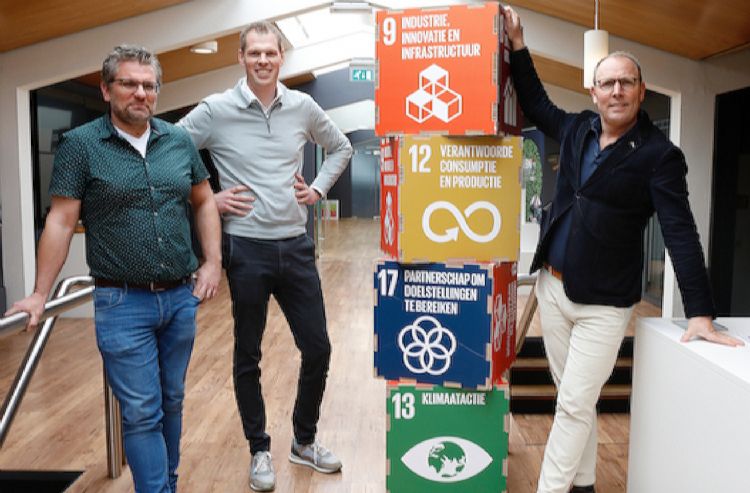 De samenwerking tussen LimeGreen en GBN AGR zet in op zoveel mogelijk terugname en recycling van <i>end-of-life</i> ONE DNA-kunstgras. De samenwerking tussen LimeGreen en GBN AGR zet in op zoveel mogelijk terugname en recycling van <i>end-of-life</i> ONE DNA-kunstgras.