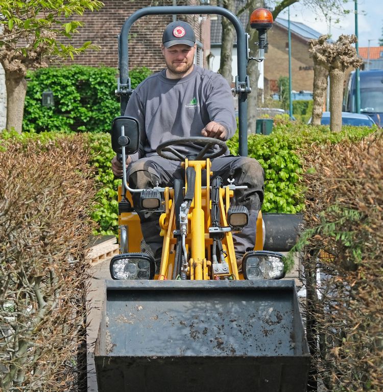 Met de smalle banden en een bijpassende bak is geen doorgang te krap. Dankzij de neerklapbare rolbeugel is een poort ook geen belemmering Met de smalle banden en een bijpassende bak is geen doorgang te krap. Dankzij de neerklapbare rolbeugel is een poort ook geen belemmering