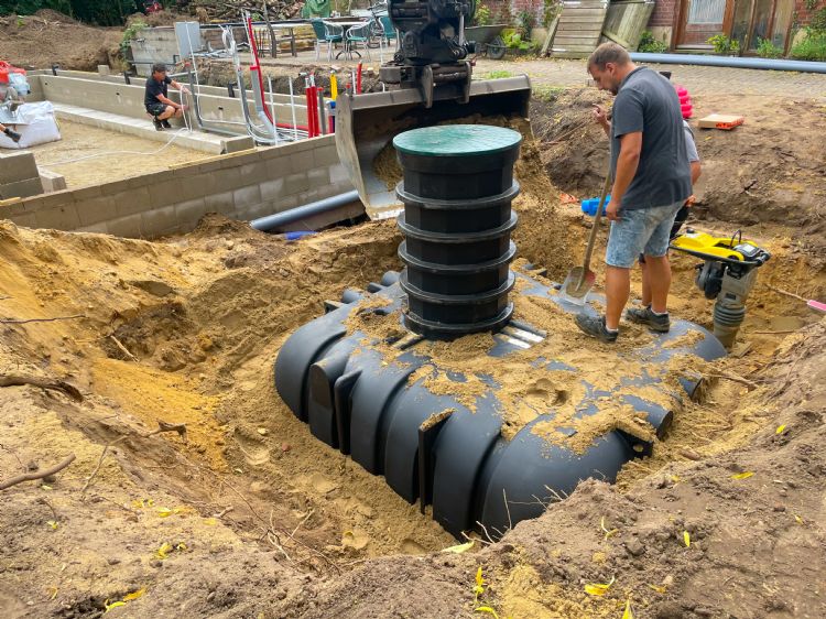 Aan de bovenkant blijft een luik dat toegang geeft tot de tank Aan de bovenkant blijft een luik dat toegang geeft tot de tank
