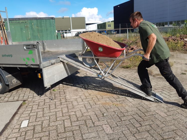 Robin van Duren gebruikt de elektrische kruiwagen van Matador gemiddeld wekelijks (foto: Van Duren Groenservice) Robin van Duren gebruikt de elektrische kruiwagen van Matador gemiddeld wekelijks (foto: Van Duren Groenservice)