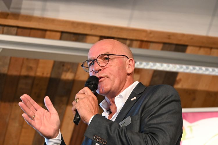 Jelle Westra deelde de eerste jaarcijfers van 2022 tijdens zijn welkomstwoord. Jelle Westra deelde de eerste jaarcijfers van 2022 tijdens zijn welkomstwoord.