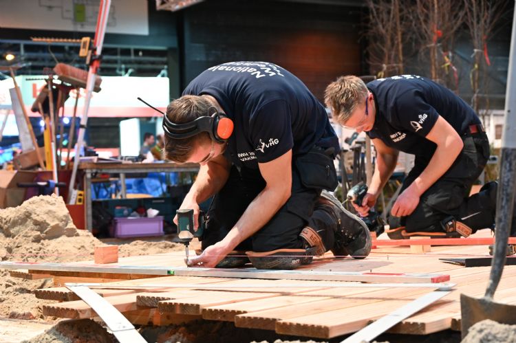 Alle onderdelen van het moderne hoveniersvak kwamen aan bod: houtwerk, staal, bestrating, verlichting, een vijver en gevarieerde beplanting Alle onderdelen van het moderne hoveniersvak kwamen aan bod: houtwerk, staal, bestrating, verlichting, een vijver en gevarieerde beplanting