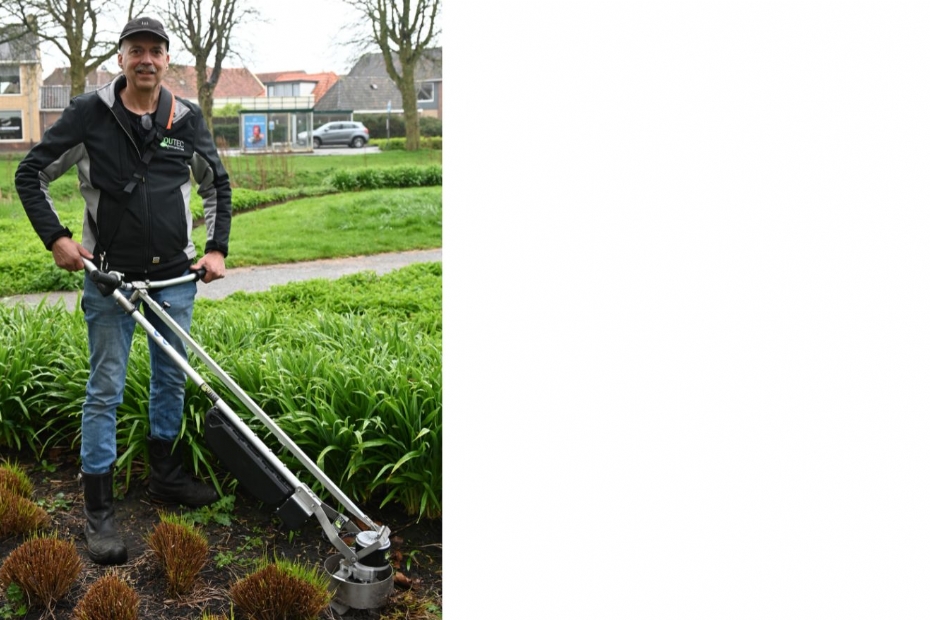 Sieb Hoekstra  aan het werk met de schoffelmachine