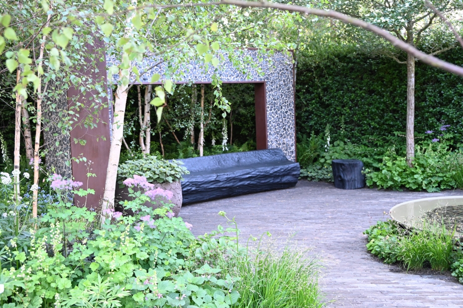 Het verbranden van het hout helpt het te beschermen tegen weersinvloeden, insecten en rot, en het geeft het hout tevens een kenmerkende zwarte, verkoolde uitstraling die ook esthetisch erg gewaardeerd wordt. Het verbranden van het hout helpt het te beschermen tegen weersinvloeden, insecten en rot, en het geeft het hout tevens een kenmerkende zwarte, verkoolde uitstraling die ook esthetisch erg gewaardeerd wordt.