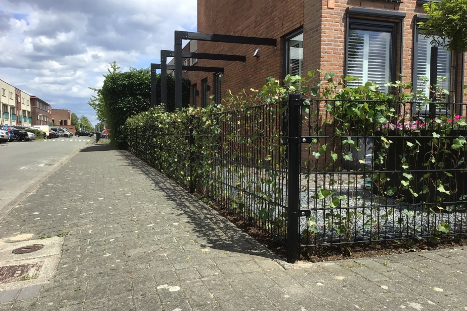 Dubbelstaafmatten met ronde palen om een voortuin Dubbelstaafmatten met ronde palen om een voortuin