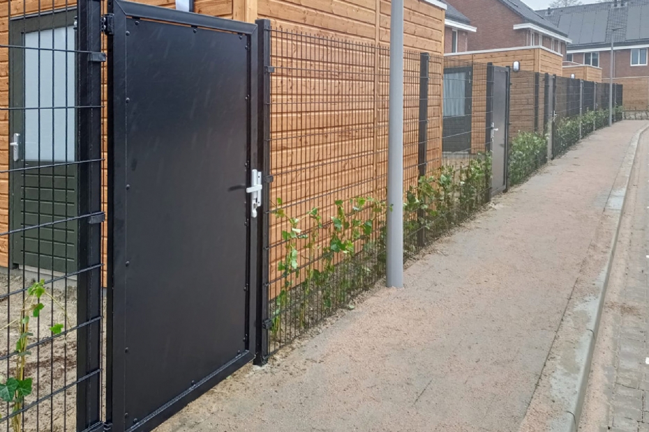 Dubbelstaafmat met Migoh poort, deels begroeid met hedera Dubbelstaafmat met Migoh poort, deels begroeid met hedera