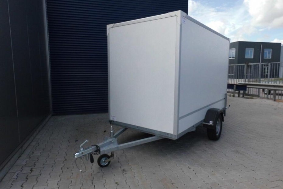 De afmetingen van deze gesloten aanhangwagen zijn 300 x 150 x 150 cm (l x b x h). De afmetingen van deze gesloten aanhangwagen zijn 300 x 150 x 150 cm (l x b x h).