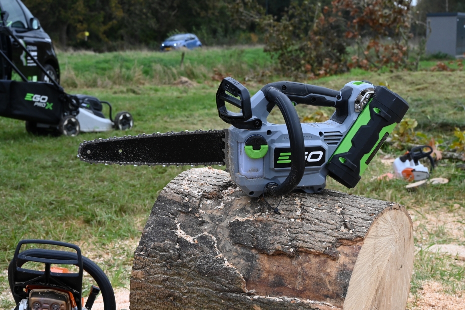 CS1200E: de eerste EGO-tophendelzaag waarbij je de accu op de machine kunt bevestigen. CS1200E: de eerste EGO-tophendelzaag waarbij je de accu op de machine kunt bevestigen.