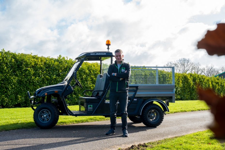 Marco Cornelisse van Marco Cornelisse Beheer voor de Leffert FM-80 Cargo uitvoering, voorzien van een extra lange laadbak met loofrekken