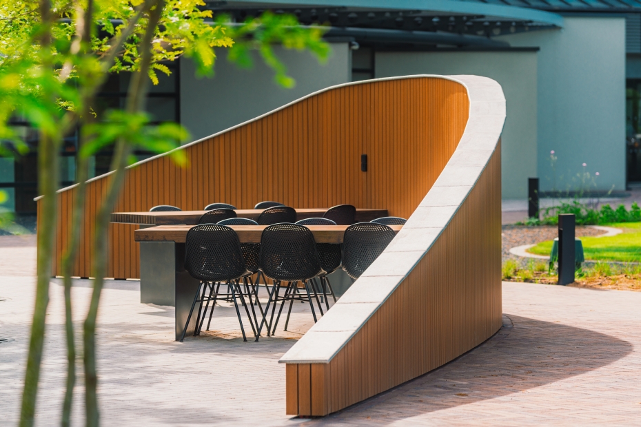 ntoortuin van Wiltec in Uden biedt beschutte zitplekken met een stroompunt om buiten te werken