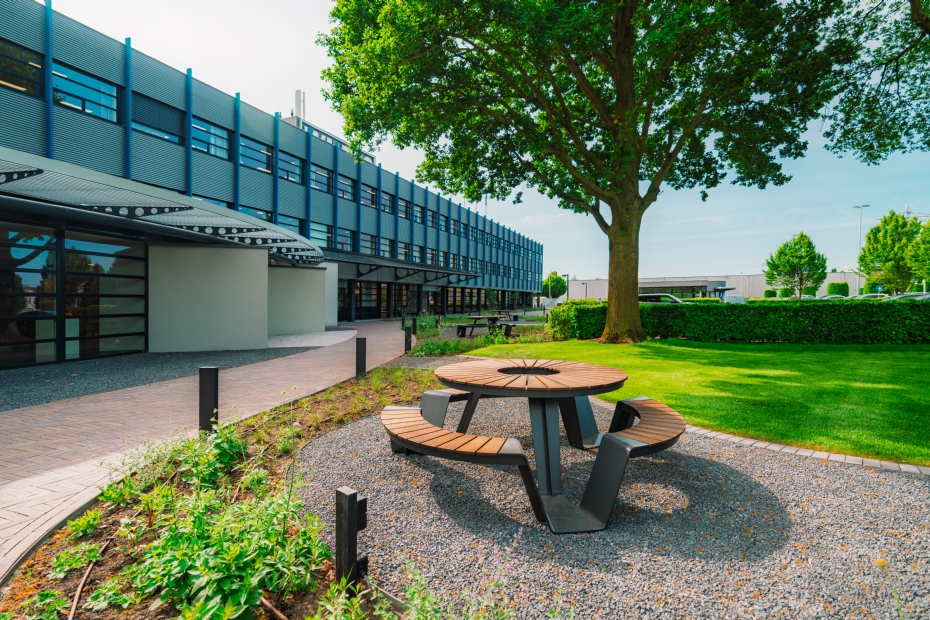 De picknicktafels zijn zo vormgegeven dat ze uitnodigen om aan te schuiven De picknicktafels zijn zo vormgegeven dat ze uitnodigen om aan te schuiven