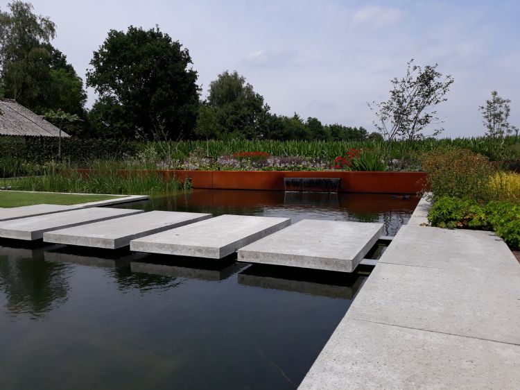 Ontwerp- en aanlegproject van Tuin Ingo/Tuin Plus Hoveniers met tegels van Schellevis Beton in Berghem Ontwerp- en aanlegproject van Tuin Ingo/Tuin Plus Hoveniers met tegels van Schellevis Beton in Berghem