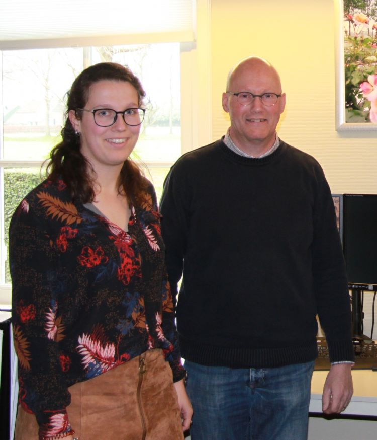 Arnold Arends met zijn dochter Lenneke, die de begeleiding van stagiairs op zich neemt Arnold Arends met zijn dochter Lenneke, die de begeleiding van stagiairs op zich neemt