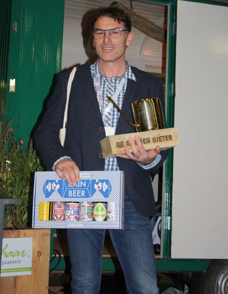 Dionysios Sofronas met zijn Gouden Gieter Dionysios Sofronas met zijn Gouden Gieter