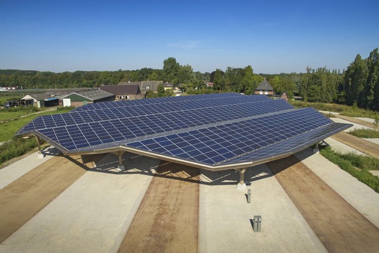 Het dak van de parkeerplaatsen is bedekt met zonnepanelen.