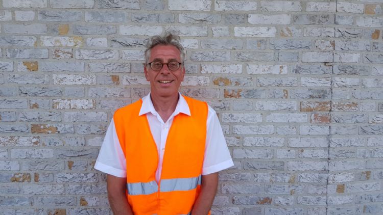 Wim Horst bij een Stabilizer-pad in het Zocherpark, voor de Sterrenwacht. Naast de paden zijn Zocher-bankjes geplaatst, naar diens ontwerp uit de negentiende eeuw.