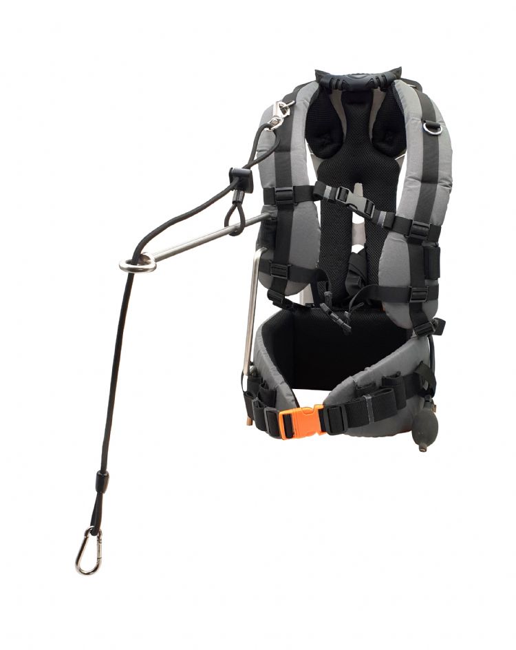 De rugzak heeft een stalen harnas, waardoor hij optimale draagsupport biedt. Het harnas is zacht van buiten en gestoffeerd. De rugzak heeft een stalen harnas, waardoor hij optimale draagsupport biedt. Het harnas is zacht van buiten en gestoffeerd.