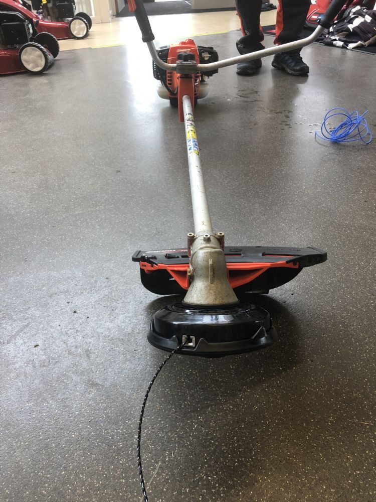 e bosmaaier kan uitgerust worden met een nylonkop, hier met Black Diamond. e bosmaaier kan uitgerust worden met een nylonkop, hier met Black Diamond.