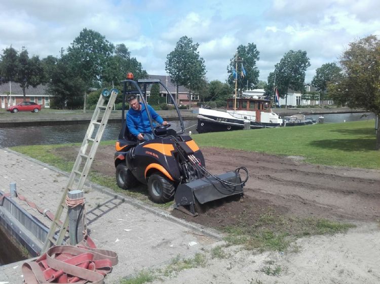 De Norbert-minishovel van Frisian Motors heeft een piekvermogen van 30 kW (40 pk). De Norbert-minishovel van Frisian Motors heeft een piekvermogen van 30 kW (40 pk).