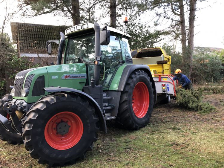 Na enige bewerking zijn ze geknipt voor de tuin: houtsnippers als mulch en halfverharding tegelijk. Na enige bewerking zijn ze geknipt voor de tuin: houtsnippers als mulch en halfverharding tegelijk.