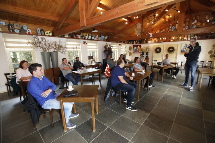 Erwin Feenstra (vierde van links). Aan het woord is bedrijfscoach Pieter Peelen. Erwin Feenstra (vierde van links). Aan het woord is bedrijfscoach Pieter Peelen.