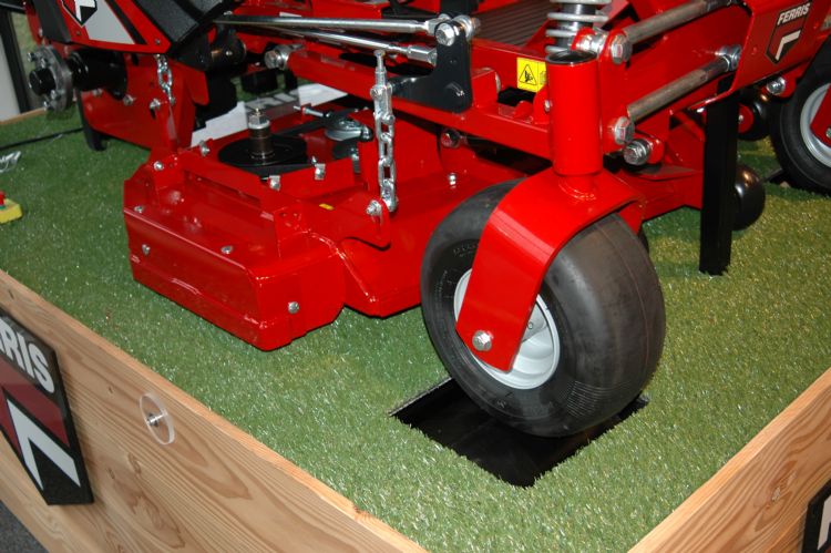 B & S maakt in zijn instructielokaal in Herten (L) de invloed van de innovatieve Ferris-vering op het maaidek zichtbaar. B & S maakt in zijn instructielokaal in Herten (L) de invloed van de innovatieve Ferris-vering op het maaidek zichtbaar.