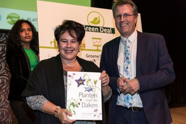 Staatsecretaris Sharon Dijksma ondertekent samen met Eric Steegman de Green Deal Groene Daken