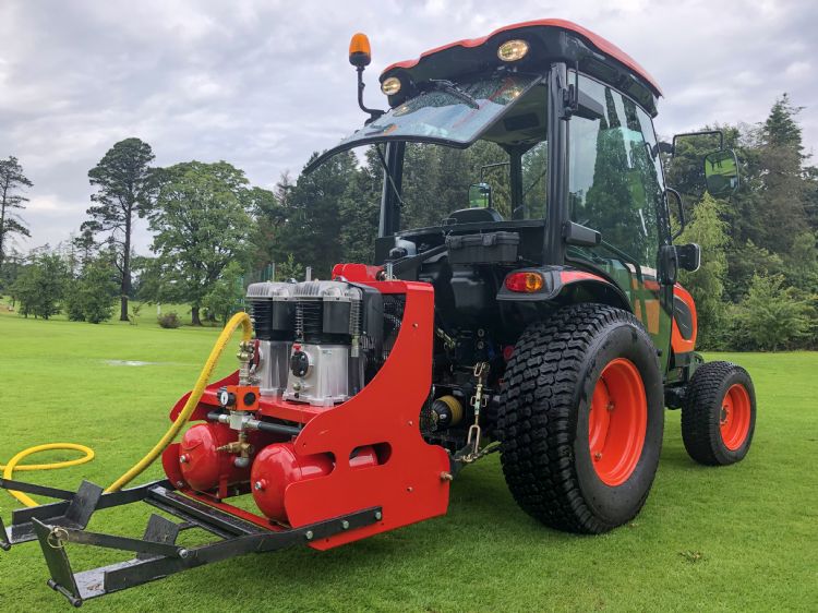 De Oxyshot van Redexim. De bijbehorende compressor werkt op de aftakas. De Oxyshot van Redexim. De bijbehorende compressor werkt op de aftakas.