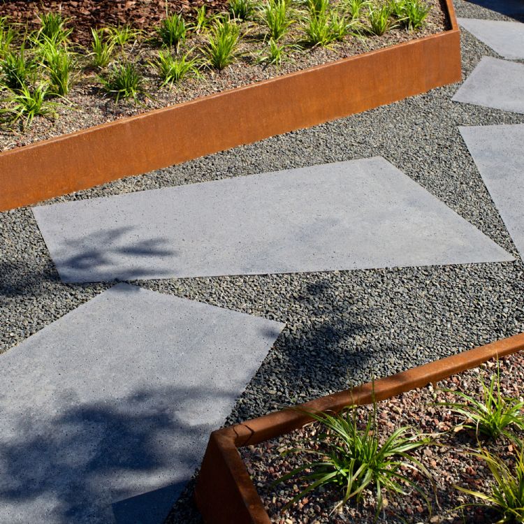 Op maat gemaakte Schellevis tegels zijn hier gecombineerd met gekit grind Op maat gemaakte Schellevis tegels zijn hier gecombineerd met gekit grind