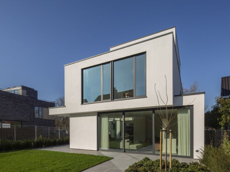 Binnen en buiten versmelten door het gebruik van dezelfde keramische tegels Binnen en buiten versmelten door het gebruik van dezelfde keramische tegels