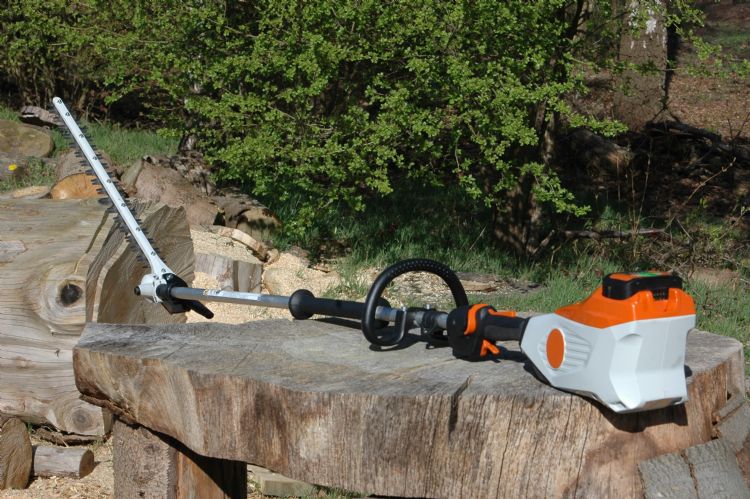 De nieuwe heggenschaar op steel HLA 135 heeft dezelfde functies en capaciteit als de thermische varianten. Accu neemt het hier volledig over. Voor alle snoeiwerkzaamheden, van trimmen tot terugsnoeien. 145° gereedschapsloos verstelbare mesbalk voor kop-, 