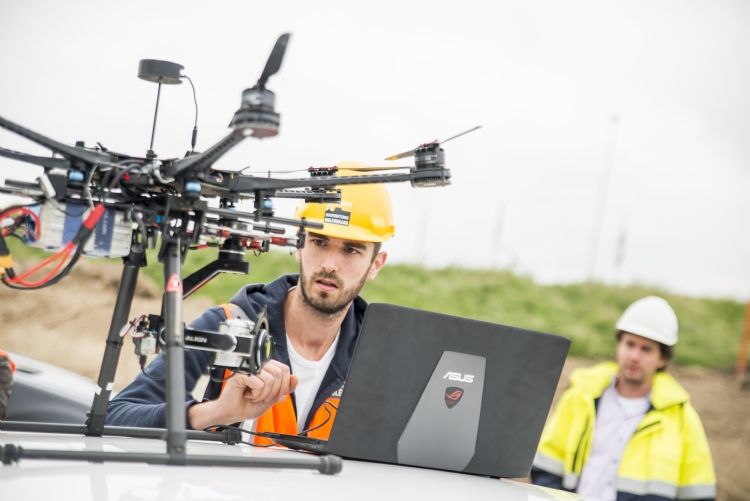 Mario Wijsman aan het werk voor infra-aannemer Mourik Groot-Ammers (foto: Cees vd Wal)