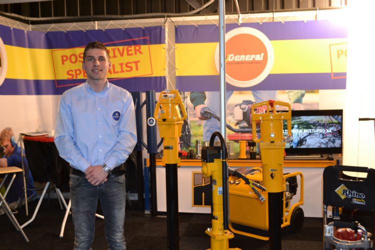 Niels Jansen op de Groene Sector Vakbeurs bij de nieuwste Rhino palenrammers