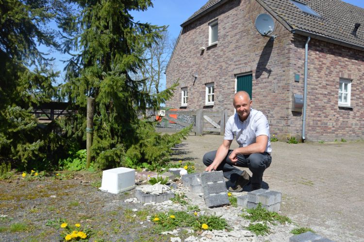 Er worden praktijkgerichte testen uitgevoerd in een omgeving met veel onkruid