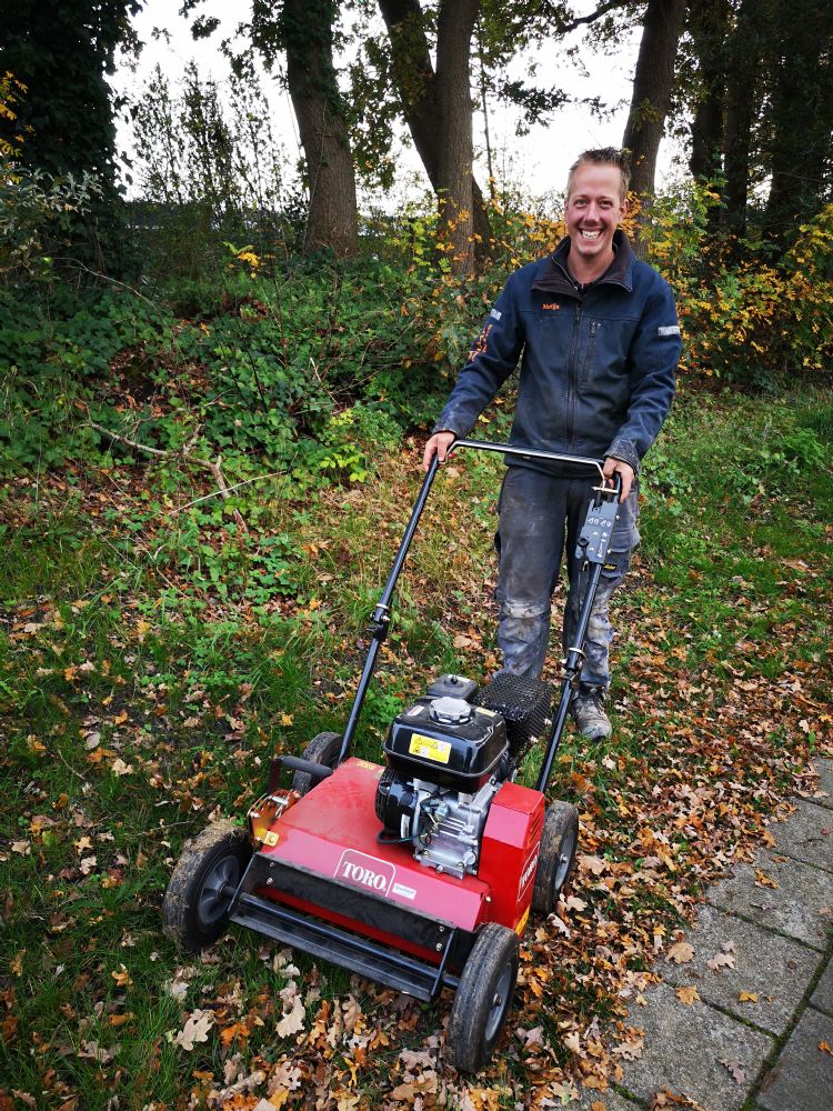 Martijn de Hoop met de Toro-verticuteermachine: 'De piek ligt in het vroege voorjaar.'