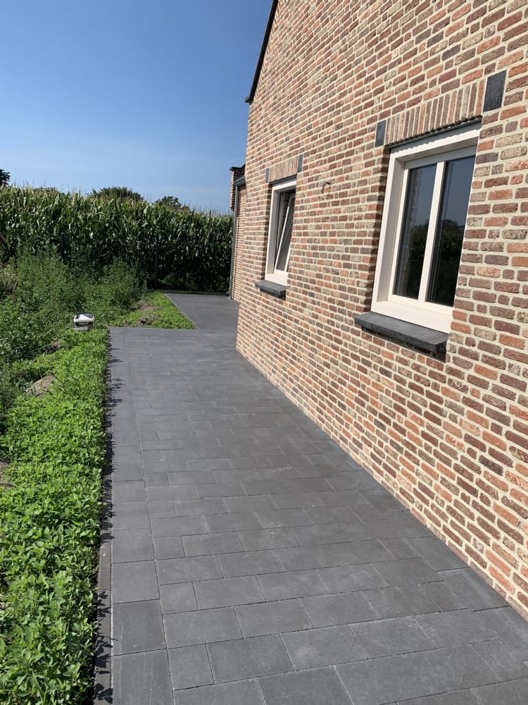 Het voegmiddel Stoneflex is ontwikkeld om tot op een diepte van 3 cm sterk te blijven, ondanks een vochtige omgeving