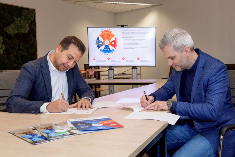 Murat Ercan (commercieel directeur Fleets-Online) en Richard Maaskant (accountmanager relatiebeheer VHG) tekenen de overeenkomst die VHG-leden toegang biedt tot digitaal beheer van hun machine- en wagenpark tegen gereduceerd tarief.