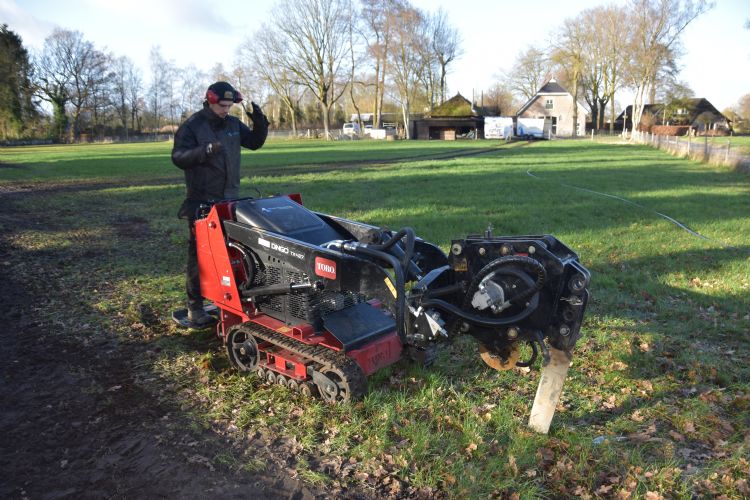 Achteruitrijdend de tyleenslang inwerken