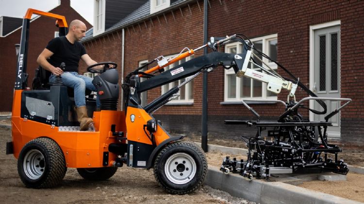 Jan Willem Slegh verkoopleider bij De Schans op een elektrische Relly