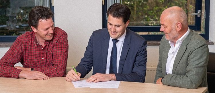 Thijs Magielse (l) en John Koomen (r) verwelkomen Marc van Rosmalen