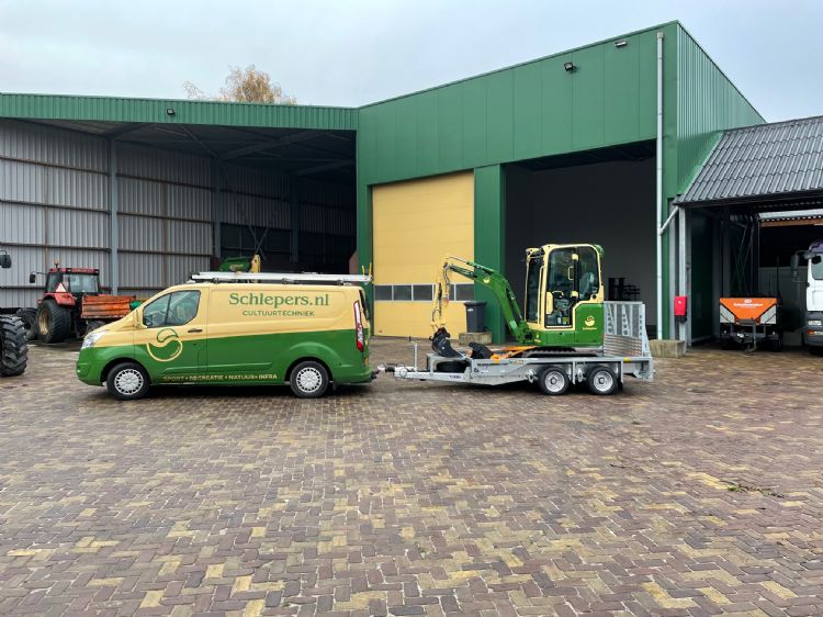 De Caterpillar 301.8 in de huisstijlkleuren van Schlepers Cultuurtechniek BV