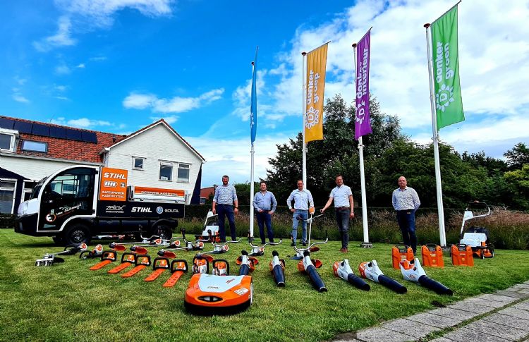 V.l.n.r.: Wouter van Blitterswijk (van Blitterswijk Tuin- en Parkmachines), Paul van der Poel (Poel Bosbouwartikelen), Tommy Nagtegaal (Stihl), Broer Voolstra (Donker Groep) en Johan Lentz (Donker Groep)