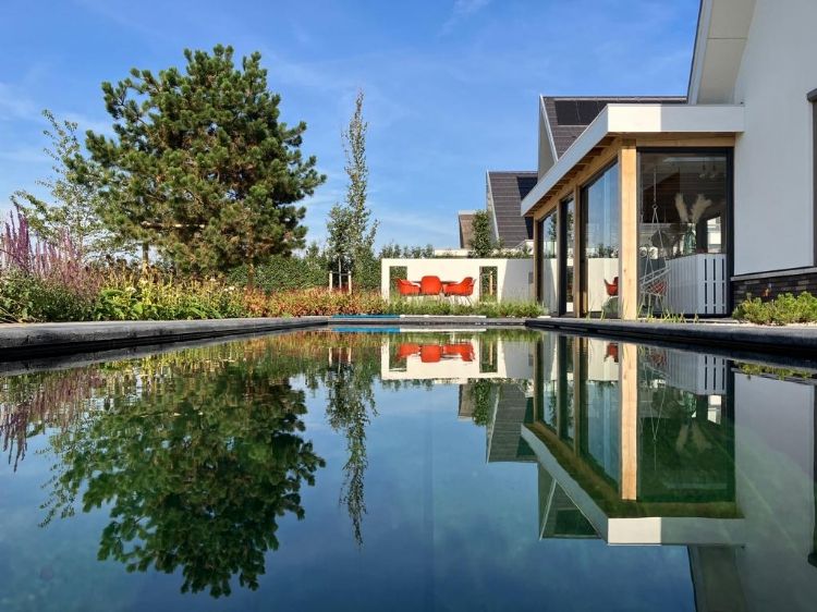 Modern natuurzwembad als middelpunt van de tuin