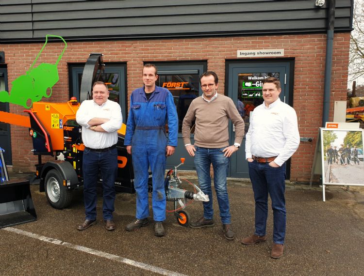 Edward Gardner (links) en Kenny Brock (rechts) van Först UK op bezoek bij Jeroen Nieuwenhuizen (2e van links) en Maarten Klein  van LMB van Ginkel