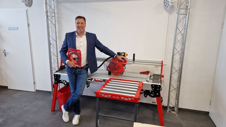 Directeur Engbert Broekman bij de Rubi DCX-250 Xpert-tegelzaagmachine