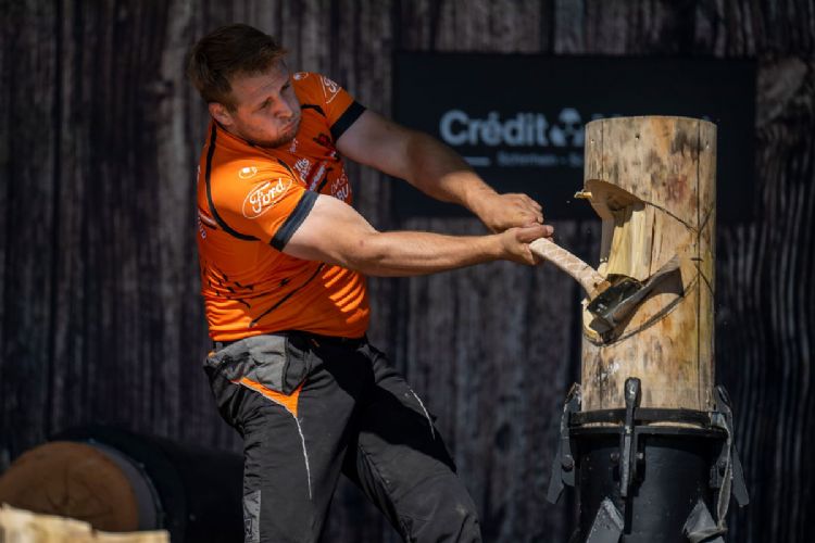 Redmer Knol uit Nederland tijdens de Standing Block Chop. Hij is de huidige Benelux kampioen na zijn topprestatie vorig jaar in Biddinghuizen.