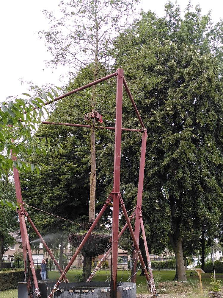 Door middel van sproeiinstallaties wordt de ontaarde boom levend gehouden.