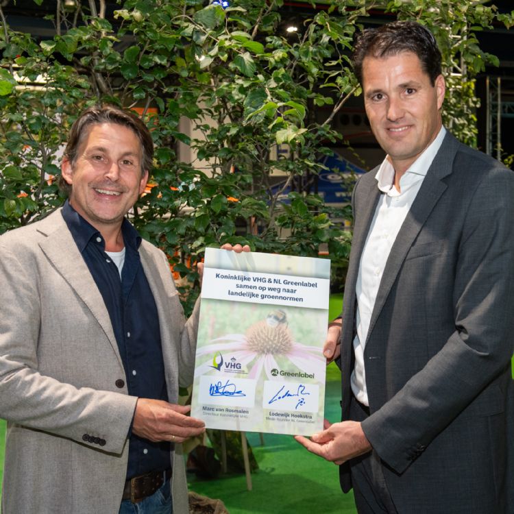 Koninklijke VHG en NL Geenlabel werken de komende jaren als strategische partners samen om de buitenruimte meetbaar naar een hoger plan te tillen. Op de foto Marc van Rosmalen, directeur Koninklijke VHG en Lodewijk Hoekstra, mede-founder NL Greenlabel. Foto: Studio Pothoff.