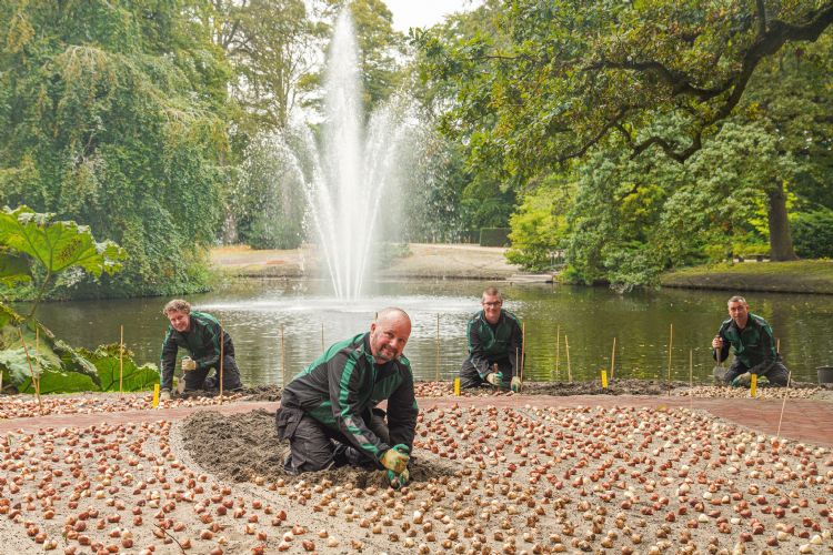 Keukenhof tuinmannen trappen 75ste plantseizoen af